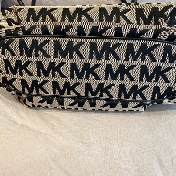 Michael Kors Signature Ring Bag -Black - Picture 4 of 8